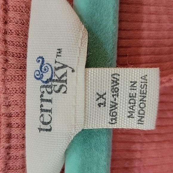 Women's Terra & Sky shirt. Color pink. Size 1X 16/18 . - Picture 2 of 6